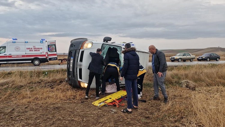 Kontrolden çıkan minibüs tarlaya devrildi