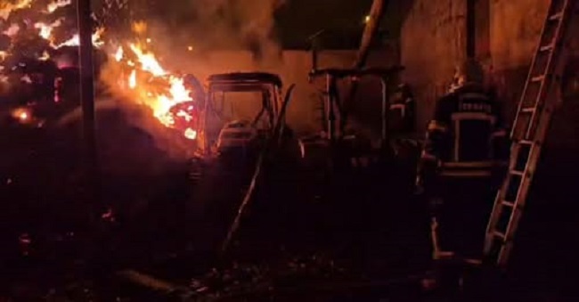 2 traktör ve 2 bin saman balyası yandı