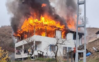 Evin üst katı yangında kül oldu