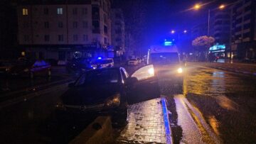 Kontrolden çıkarak refüje çarptı