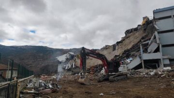 Çöken binanın altında kalmaktan kurtuldu