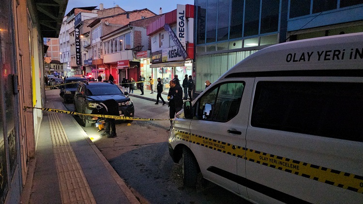 Husumetlisini silahla vurup kaçtı!