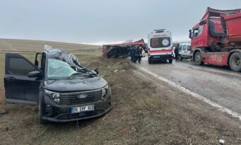 Tırın dorsesi otomobilin üzerine düştü!