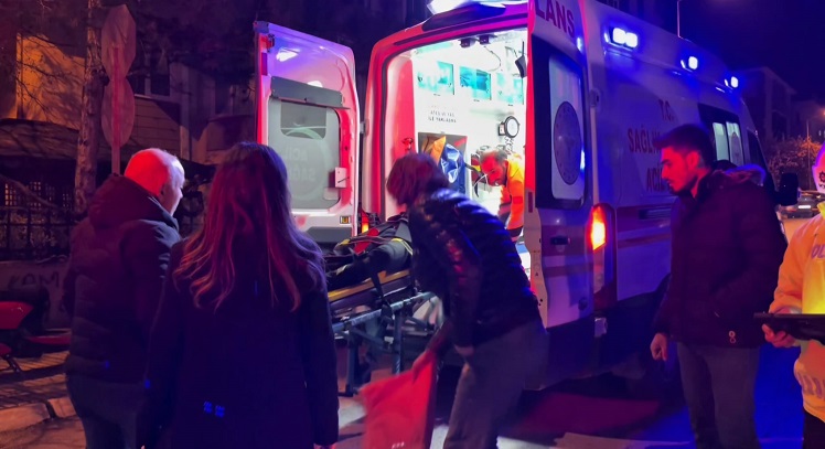 Kazada araçta sıkışan yaralı kurtarıldı