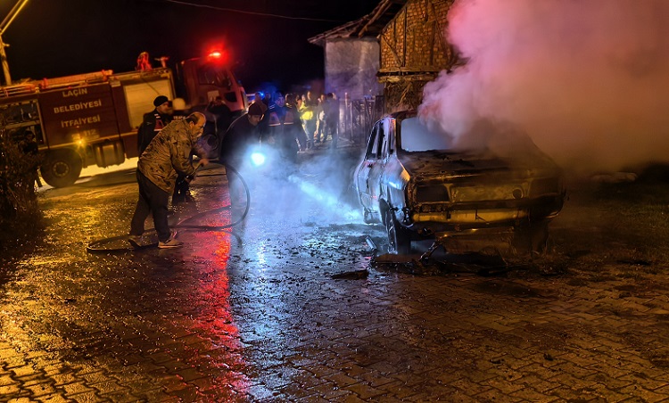 Yanan otomobil kullanılamaz hale geldi
