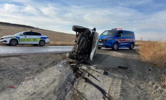 Devrilen otomobildeki 2 kişi yaralandı