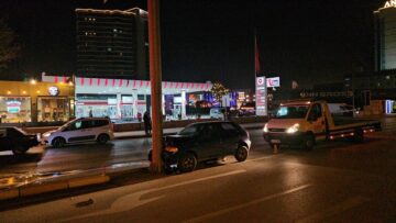 Yön levhasının direğine çarptı!