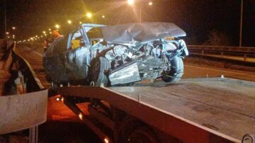 Bariyerlere çarpan araç hurdaya döndü