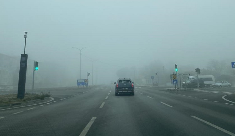 Yoğun sis ulaşımı olumsuz etkiledi