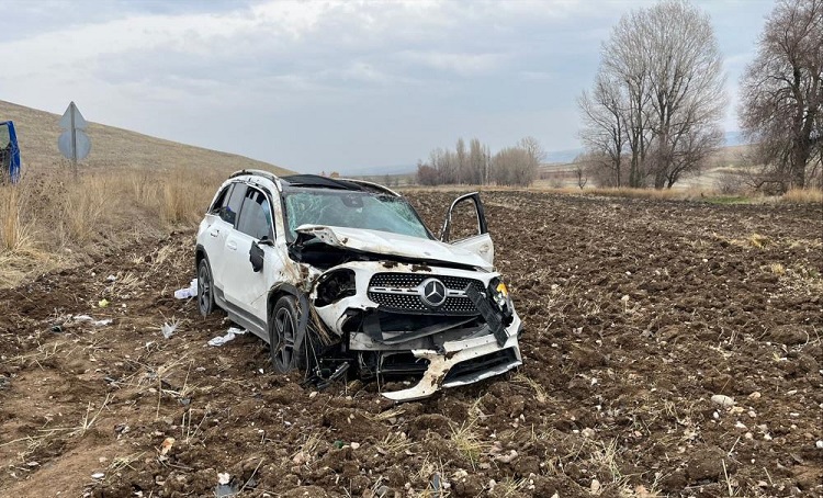Yoldan çıkan cip takla attı:2 yaralı