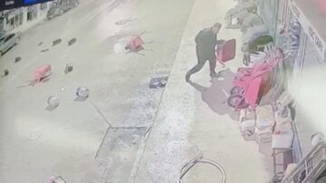 Dükkanın önündeki her şeyi yola fırlattı!