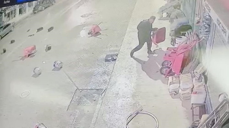 Dükkanın önündeki her şeyi yola fırlattı!