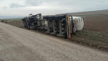 Yoldan çıkan tanker yan yattı: 1 yaralı