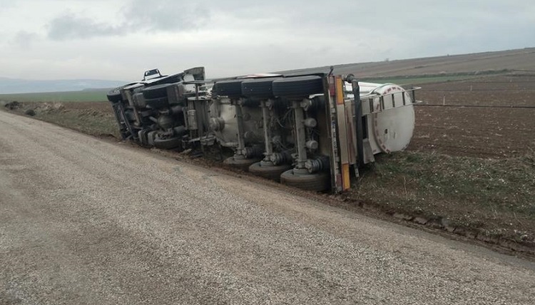Yoldan çıkan tanker yan yattı: 1 yaralı