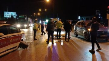 Kırmızı ışıkta Jandarma ve 2 araca çarptı!