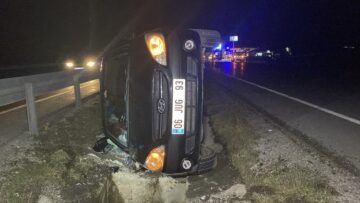 Refüje çarpan otomobil yan yattı
