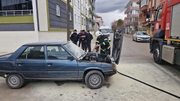 Motor kısmı tutuşan araç söndürüldü