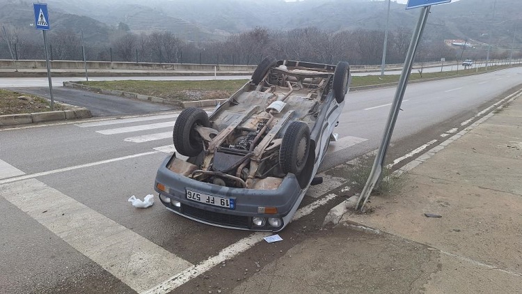 Çarpışmanın etkisiyle araç ters döndü