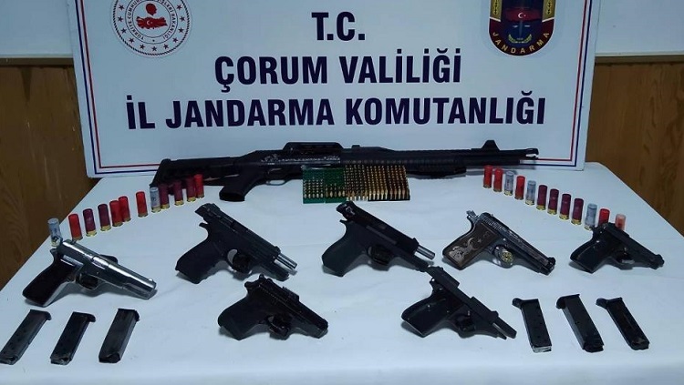 Jandarma’dan kaçak silah operasyonu