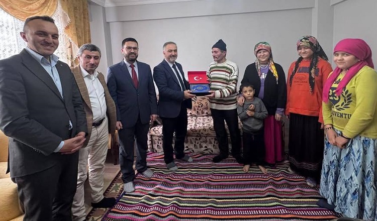 Yangın mağduru aileyi ev sahibi yaptılar