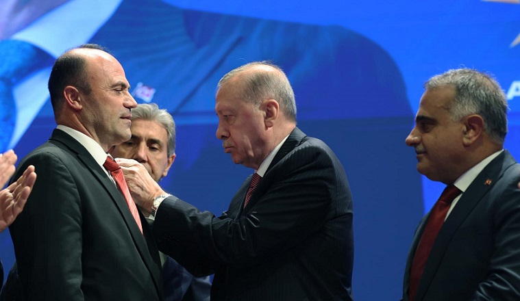 Çorum’da CHP’li başkan Ak Partiye katıldı