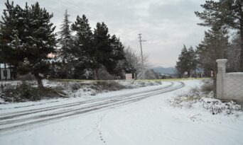 Buzlanma nedeniyle yol ulaşıma kapatıldı!
