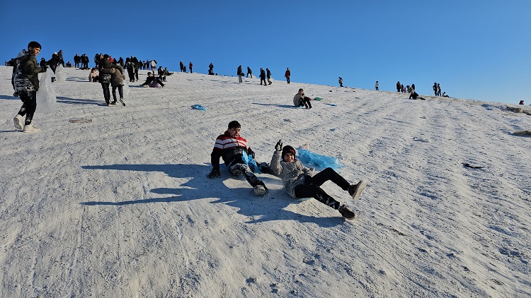 Çocuklar ve gençler kayarak eğlendiler