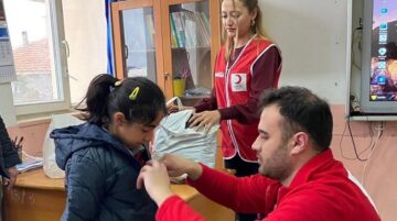 Kızılay’dan mont ve boyama kitabı desteği