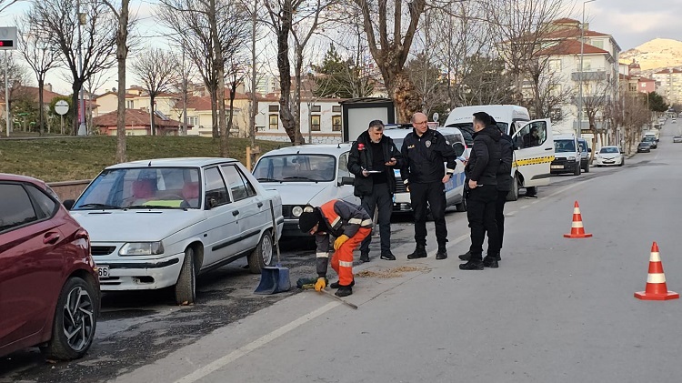 Motosiklet yayaya çarptı 2 kişi yaralandı