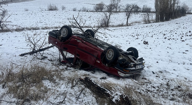 Devrilen otomobildeki 4 kişi yaralandı