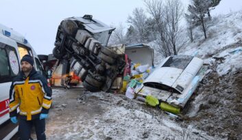Devrilen tırın sürücüsü yaralandı