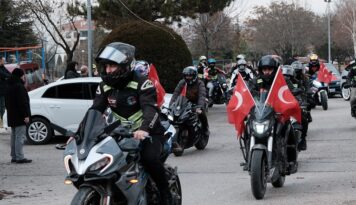 Türk bayraklarıyla konvoy oluşturdular