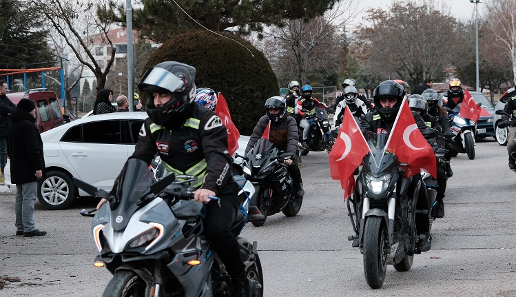 Türk bayraklarıyla konvoy oluşturdular