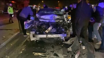 Kırmızı ışıkta bekleyen çekiciye çarptı