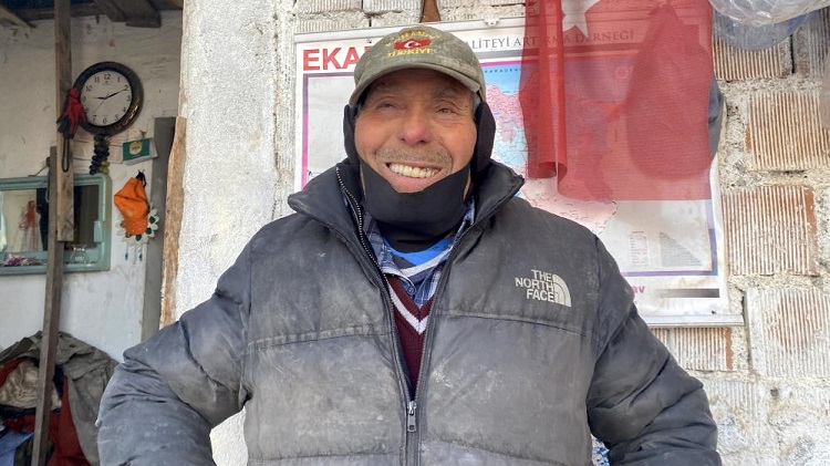 79 yaşındaki adamın bayrak hassasiyeti