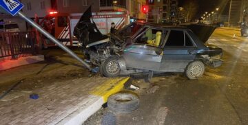 İki otomobil çarpıştı:4 yaralı