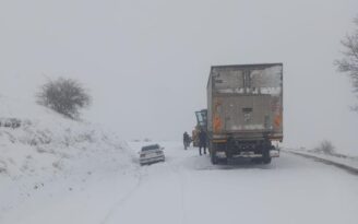 Karda mahsur kalan araçlar kurtarıldı