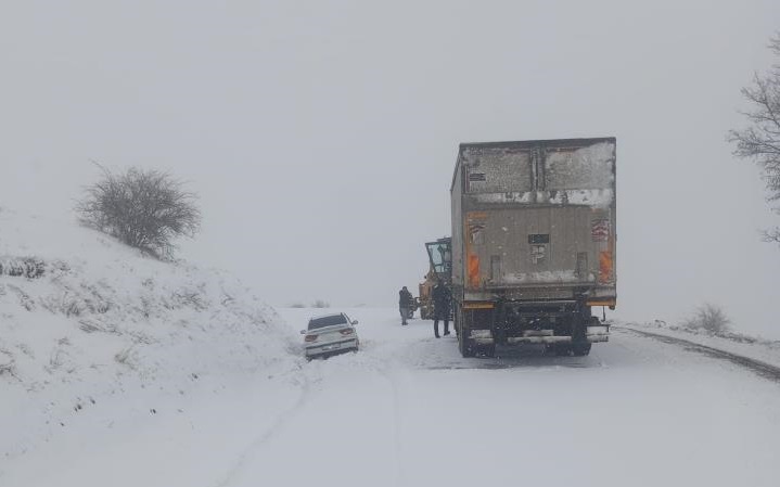 Karda mahsur kalan araçlar kurtarıldı