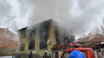 Çorum’da 2 katlı ev alev alev yandı