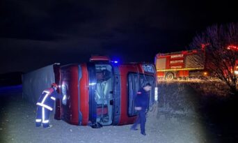 Tır şarampole devrildi sürücü yaralandı