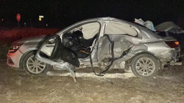 Kazada otomobiller hurdaya döndü