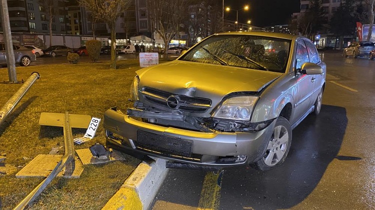 Otomobil sinyalizasyon direğine çarptı