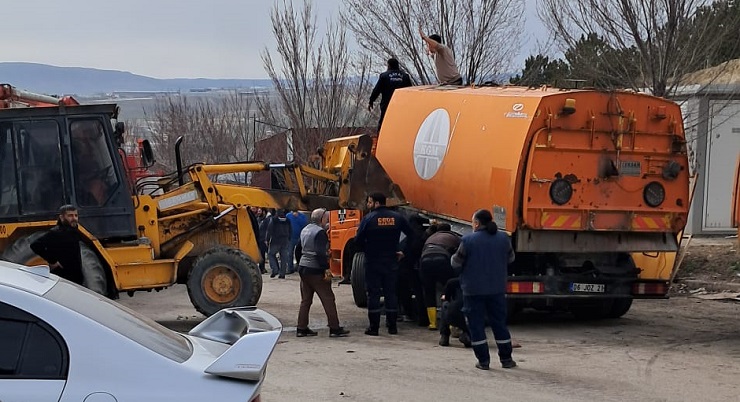 Üzerine damper kapanan işçi ağır yaralandı