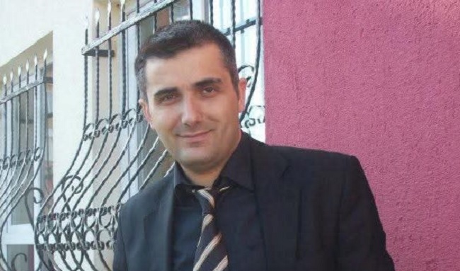 Balkondan düşen öğretmen hayatını kaybetti