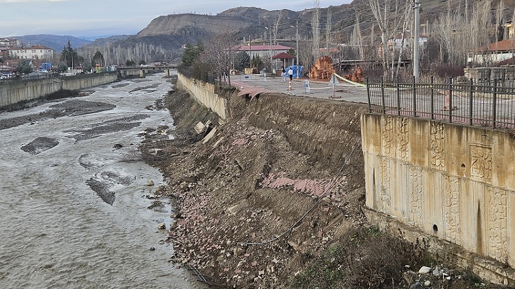 Çay yatağı kenarındaki istinat duvarı çöktü!