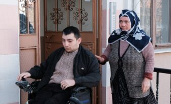 Engelli oğlunun eli ayağı oluyor