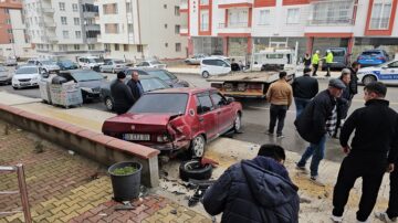 Kamyonet park halindeki araçlara çarptı
