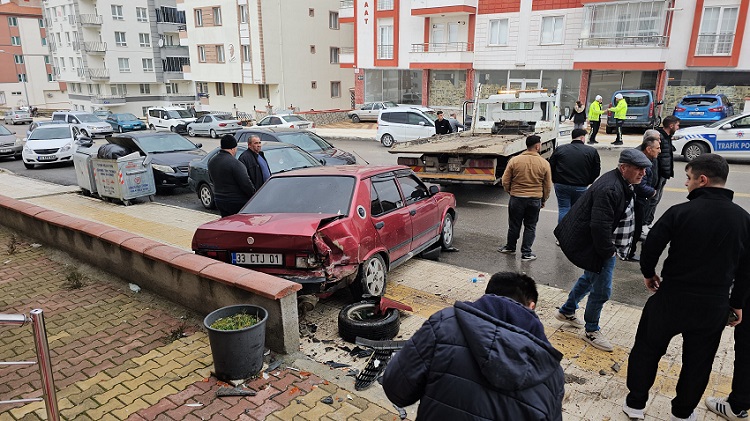 Kamyonet park halindeki araçlara çarptı