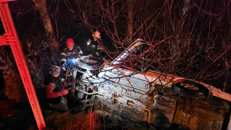 Otomobile çarptı şarampole devrildi