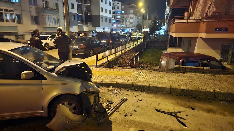 Çarpışmada araç apartman bahçesine düştü
